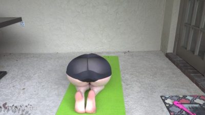 Cosmid – Amber Smith Does Some Yoga